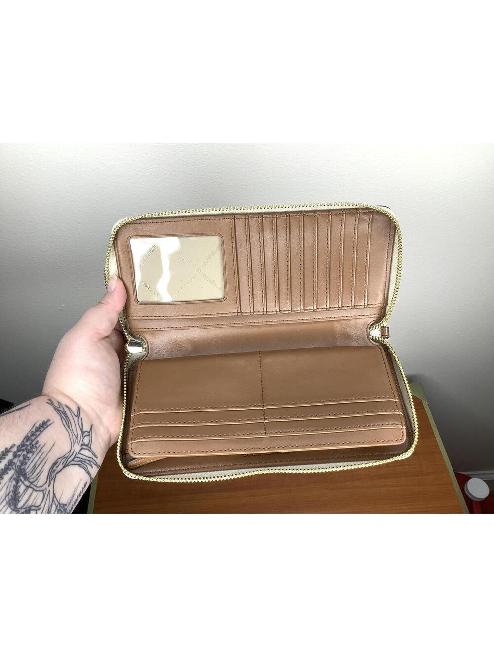 < Michael Kors Jet Set Travel Continental Large Wallet > - Picture 5 of 6
